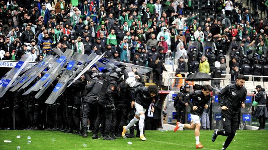 Násilnosti na ihrisku, päť červených kariet, ťažkoodenci v akcii. Futbalový zápas poznačila hromadná bitka