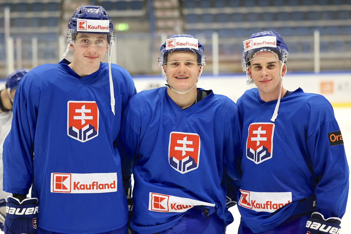 Samuel Honzek, Adam Sýkora a Filip Mešár pred...