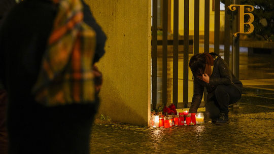 Polícia už pozná totožnosť 13 zo 14 obetí masového vraha z Prahy, krajina smúti