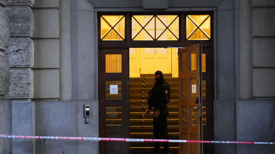 Policajt stojí vo dverách budovy Filozofickej...