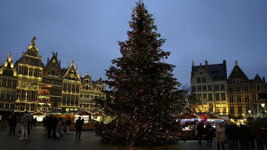 Ženu na belgickom trhu zabil padajúci vianočný strom. Ďalšie dve zranil 
