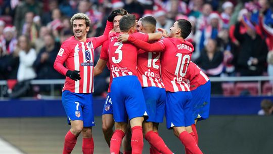 Atlético napriek červenej karte zvládlo dohrávku so Sevillou. Hrdina zápasu rozhodol po minúte na ihrisku
