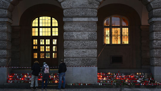 V Česku je štátny smútok za obete streľby v Prahe