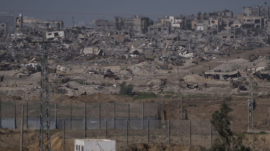 Izraelská armáda naďalej útočí na Pásmo Gazy, pribúdajú mŕtvi 