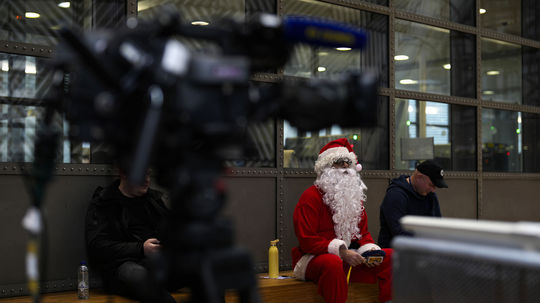 Opitý vodič v obleku Santa Clausa nabúral v nemeckej obci autom do domu