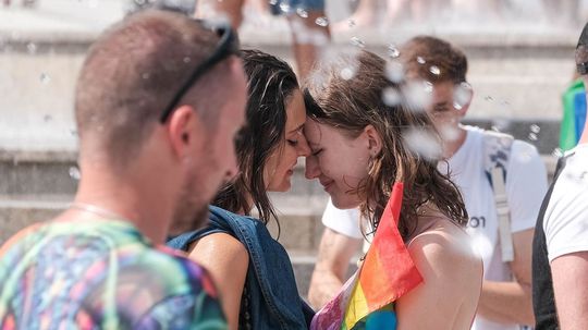Českí poslanci schválili možnosť uzavrieť sobáš pre páry rovnakého pohlavia