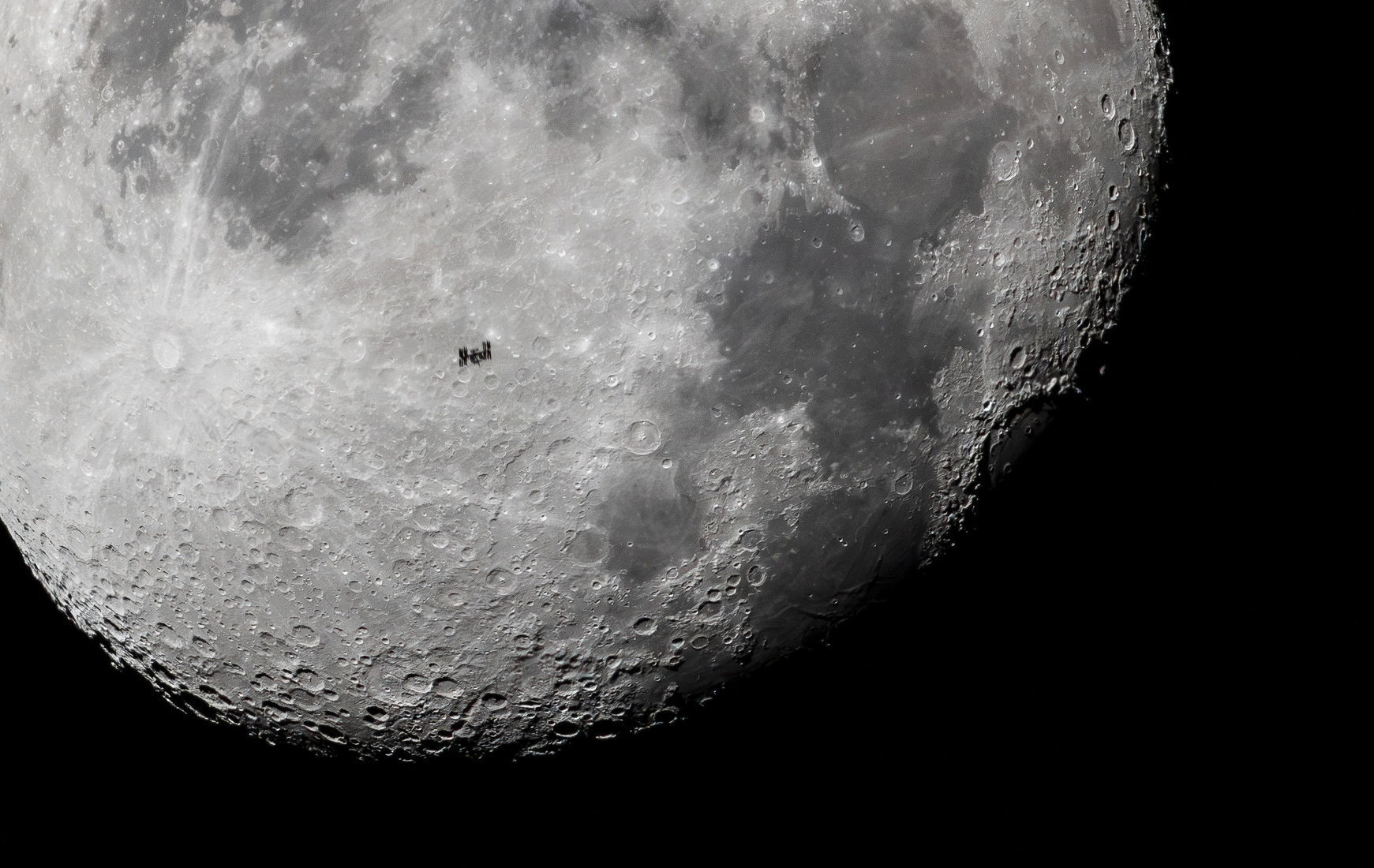 ISS, mesiac