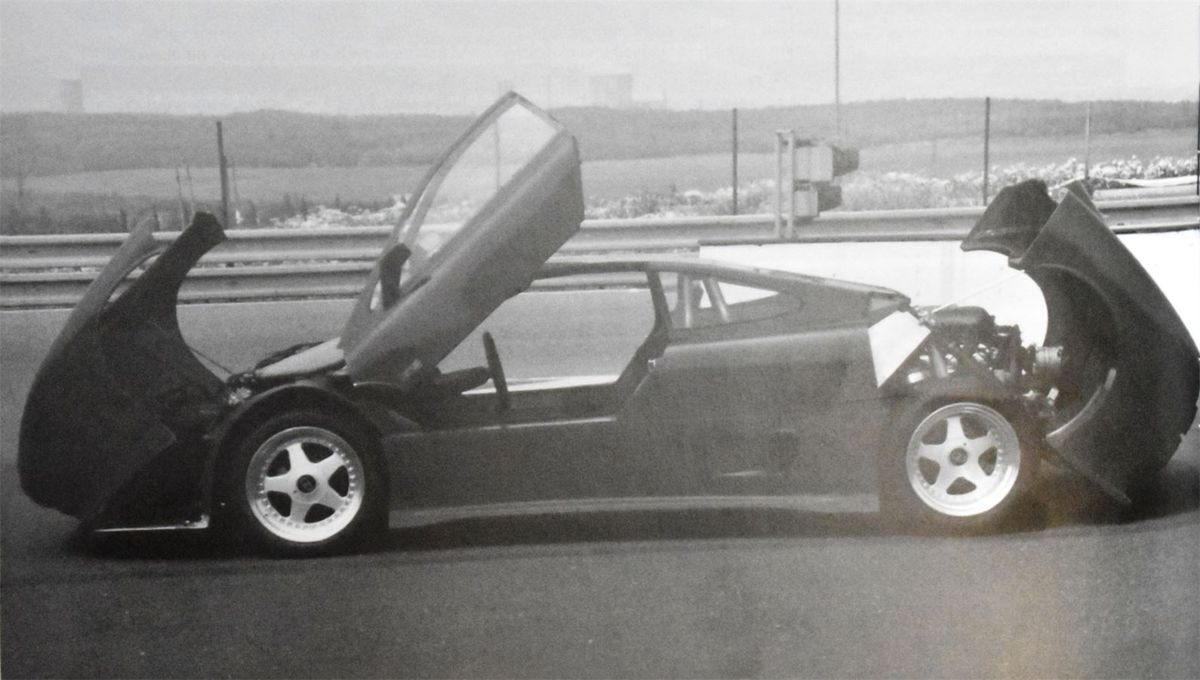 Supertatru poháňal vzduchom chladený motor 3,9...