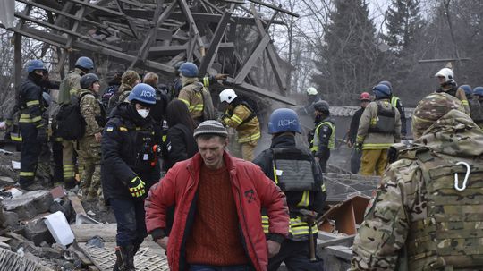 Ľudia odstraňujú trosky na mieste ruského...