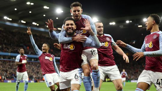 Aston Villa sa dotiahla na lídra Premier League. Chelsea viedla o tri góly, triasla sa o výsledok