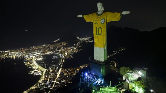 Kristus v Pelého drese s desiatkou. V Brazílii si pripomenuli rok od úmrtia legendy