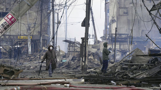 Ničivé zemetrasenie v Japonsku má už 30 obetí, záchranári bojujú s časom