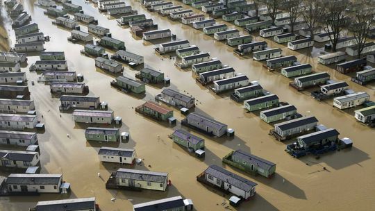 Tisíce domácností bez prúdu, doprava stojí. Francúzsko a Britániu sužujú záplavy. Česko posiela pomoc 