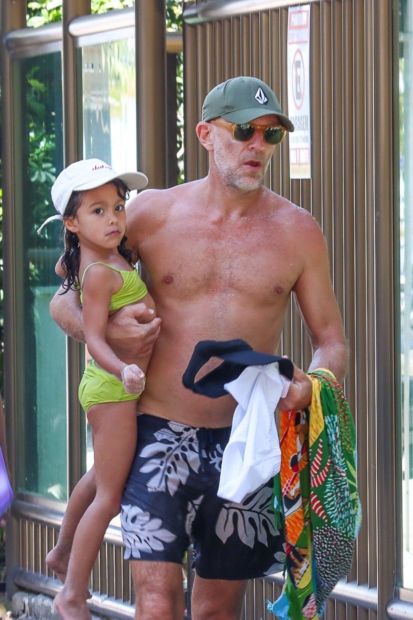 Herec Vincent Cassel na pláži Rio de Janeira s...