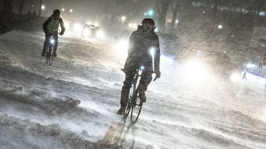 Škandináviu sužujú extrémne mrazy. Snehové búrky ochromili dopravu i výučbu