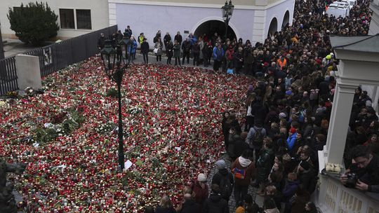 Stovky ľudí si pochodom uctili obete masakru v Prahe. Okolo budovy vytvorili ľudskú reťaz 
