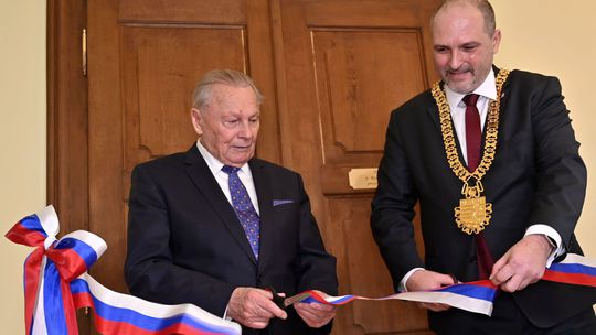 Zľava bývalý prezident SR Rudolf Schuster a...