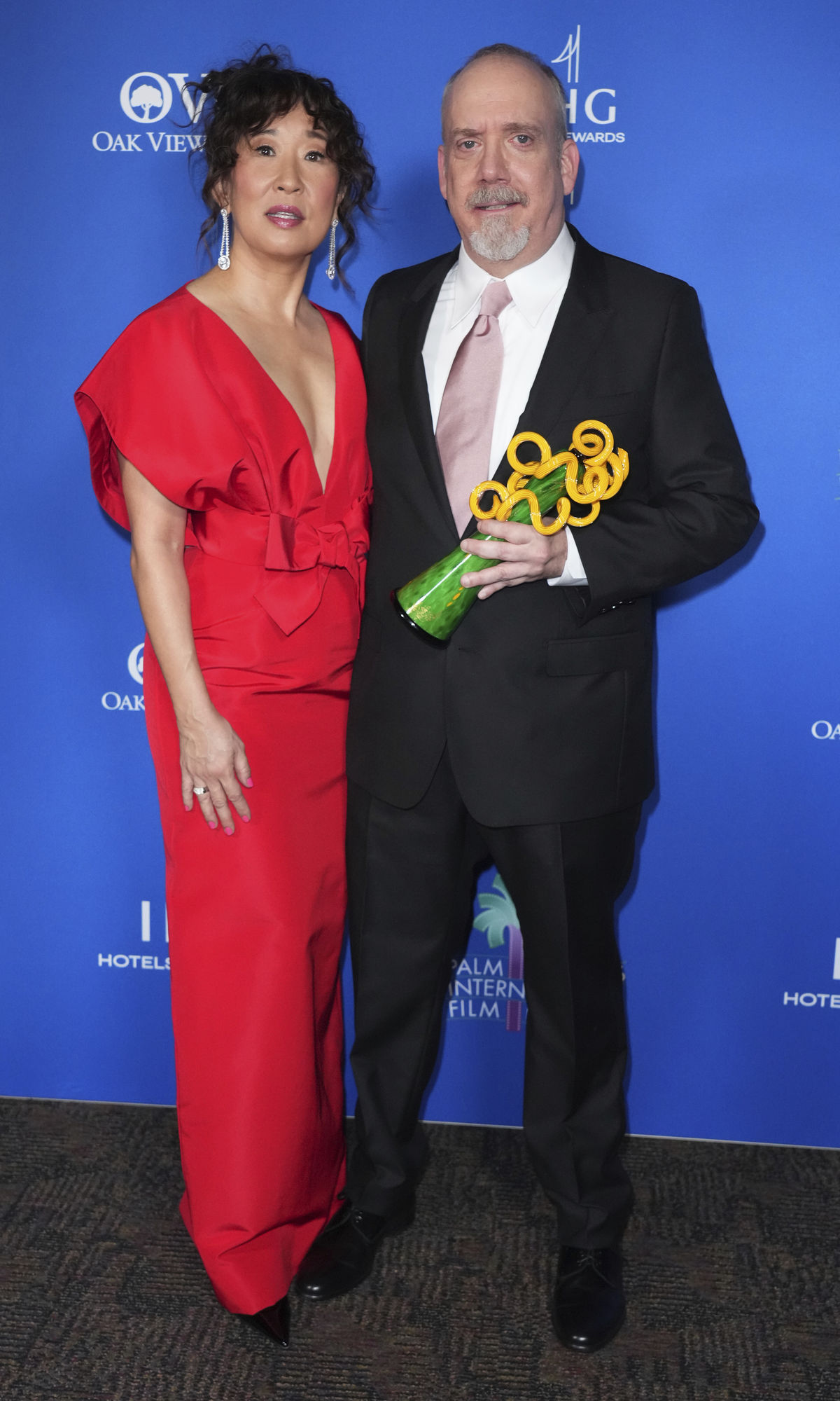 Herečka Sandra Oh a jej kolega Paul Giamatti,...