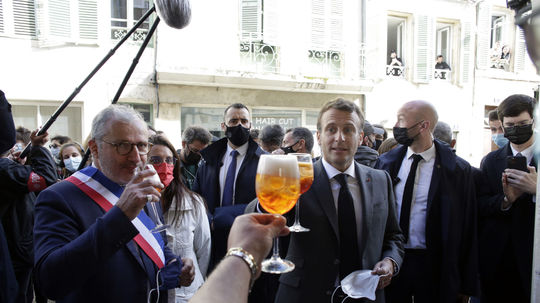 Macron potopil kampaň suchého januára. Podľahol tlaku vinárov?