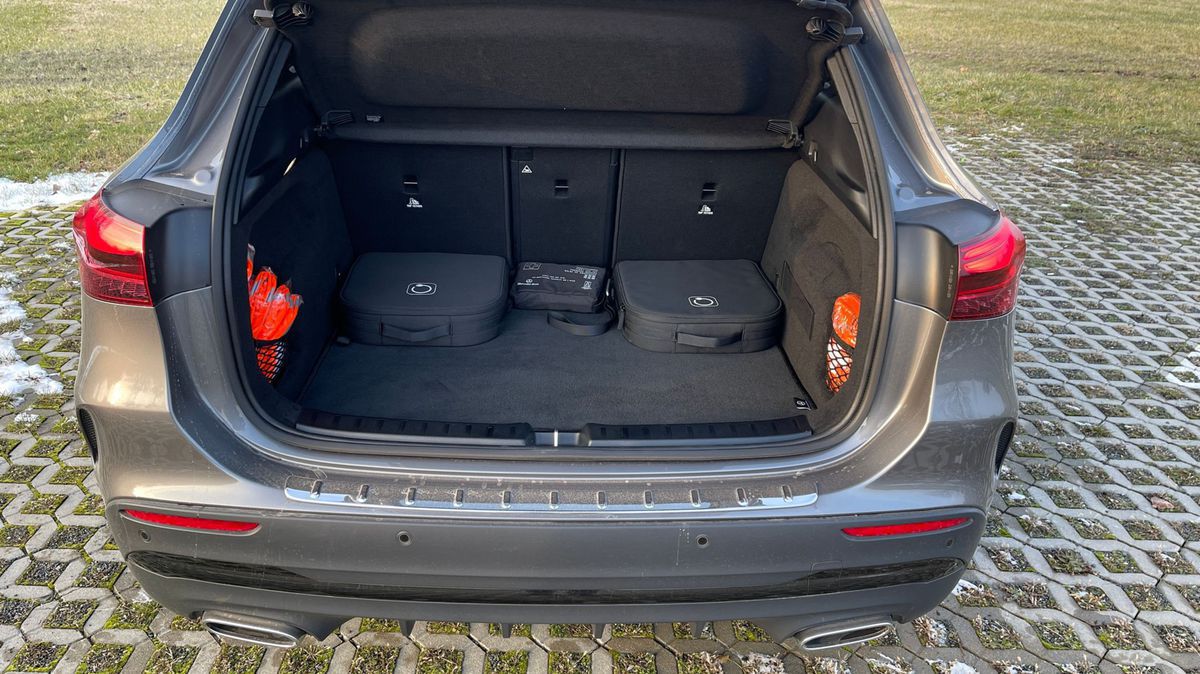 Plug-in hybrid má kufor s objemom 385 litrov....