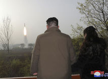 Najvyšší vodca KĽDR Kim Čong-un s dcérou sleduje test balistickej rakety