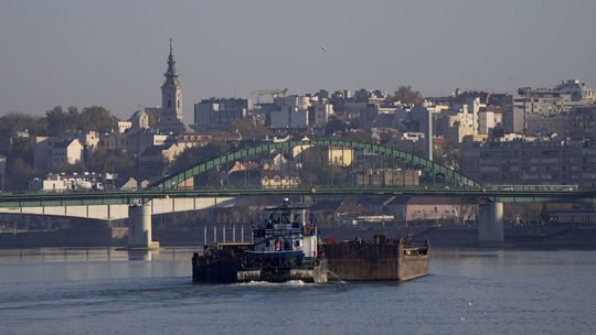 Na Dunaji sa potopila loď s hnojivami, ohrozuje životné prostredie