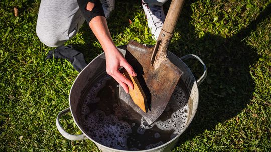 1. Rýle a motyky vydrhnite kefou vo vode so...