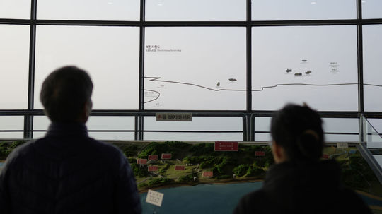 KĽDR druhý deň po sebe vypálila desiatky striel na kórejské pohraničie