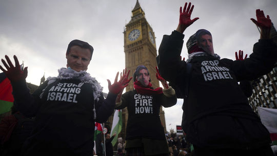 Tisíce propalestínskych demonštrantov žiadali v Londýne mier v Gaze, zablokovali most k parlamentu