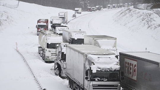 Veľké množstvo kamiónov uviazlo na ceste E22...