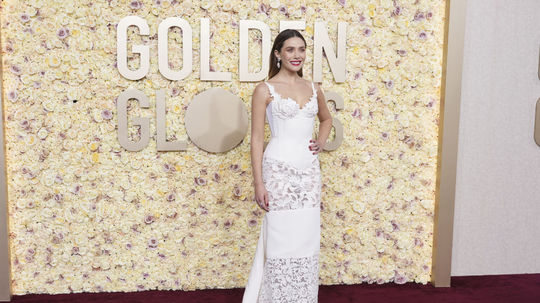 Herečka Elizabeth Olsen v bielej kreácii...