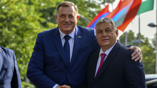 Dodik udelil Orbánovi štátne vyznamenanie. Rovnaké vlani dostal Putin