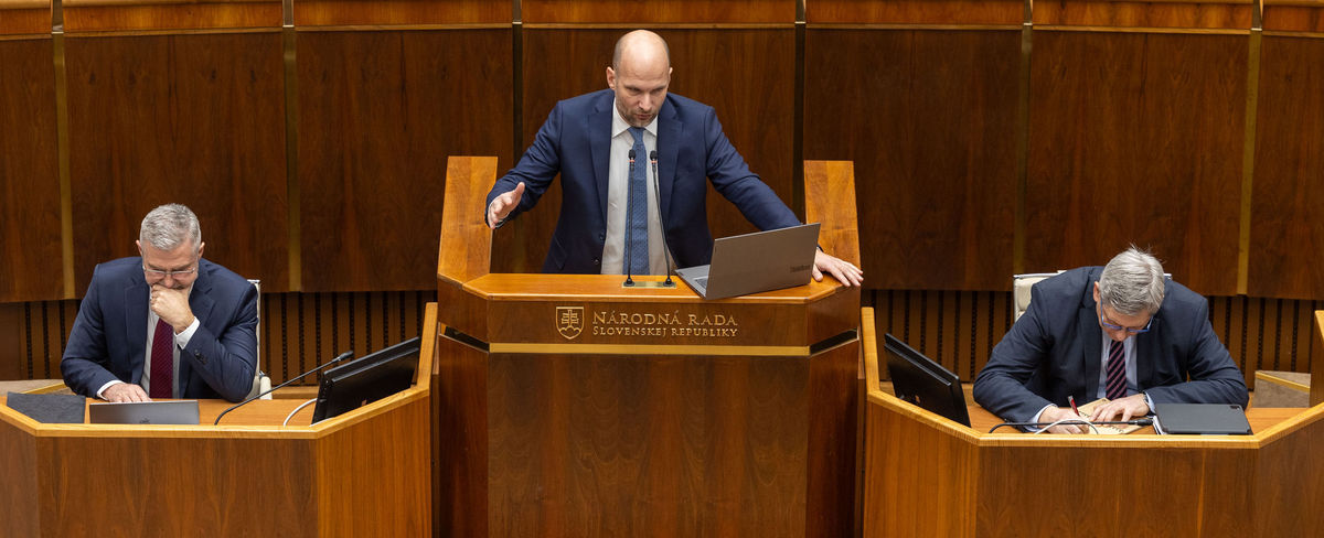 Na snímke zľava poslanec Smeru Tibor Gašpar,...