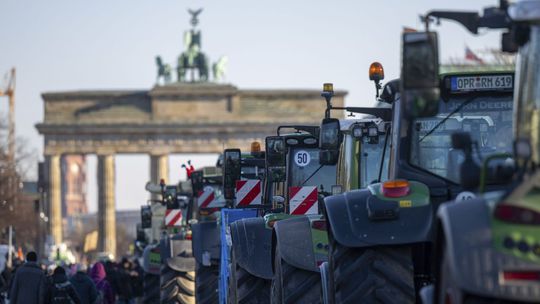 Nemeckí farmári vyrazili do boja. S traktormi a vlečkami