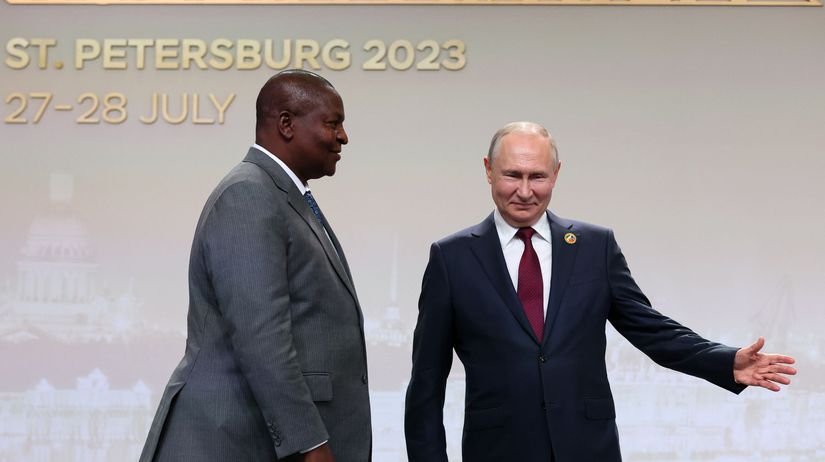 Šéf Kremľa Vladimir Putin víta v júli 2023...