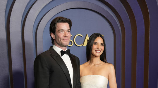 Herec John Mulaney a jeho partnerka Olivia Munn...