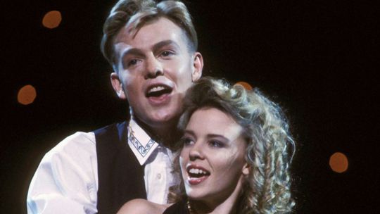 Herec a spevák Jason Donovan a jeho kolegyňa a...