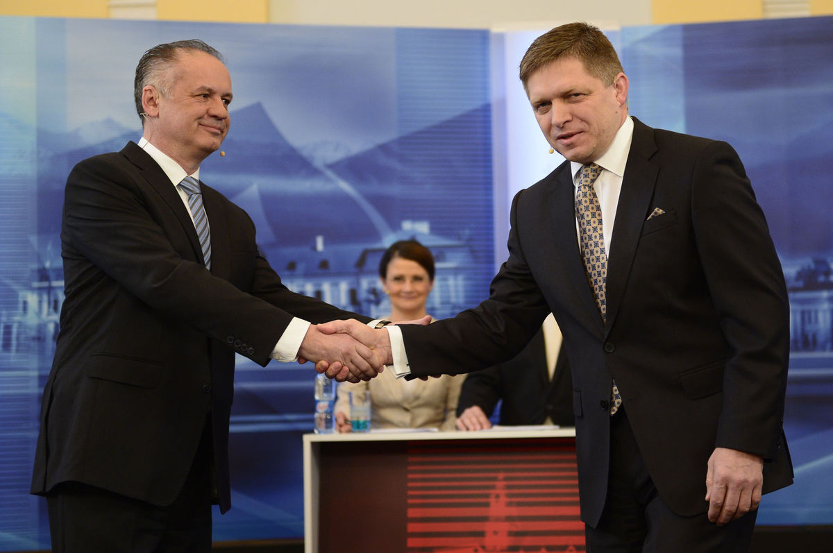 Robert Fico a Andrej Kiska (vľavo) si podávajú...