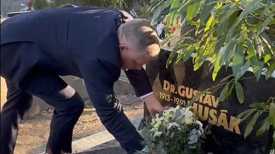 Fico, Danko a Blaha sa poklonili pri hrobe posledného komunistického prezidenta ČSSR. Husák by mal 111 rokov