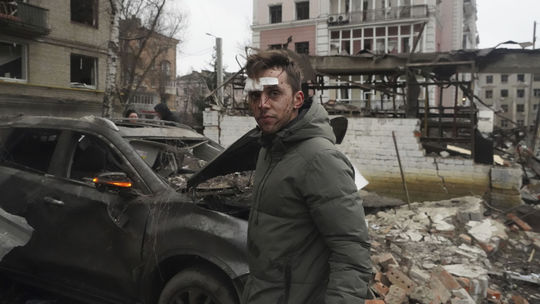 Zranený muž evakuovaný zo svojho obytného domu...