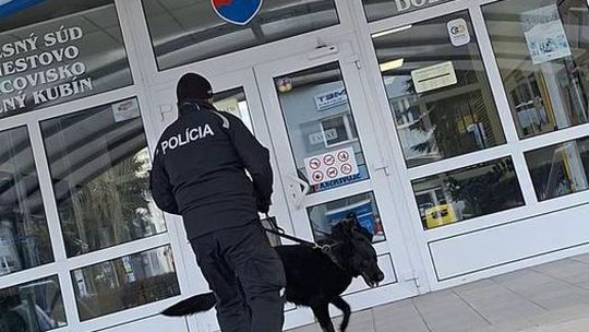 Polícia prehľadáva súdy na celom Slovensku pre nahlásenú bombu. Koná sa aj pojednávanie s Vlčekom