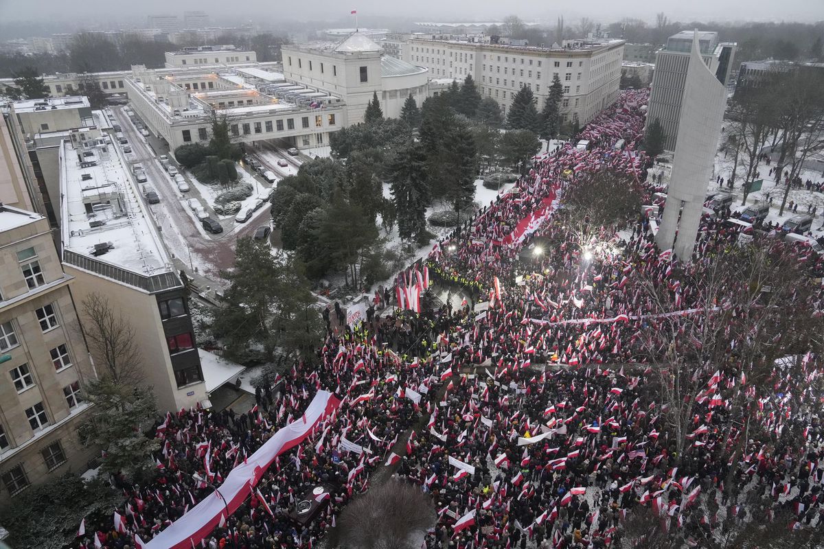 Na snímke priaznivci bývalej vládnucej strany...