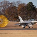 Prvý let slovenskej stíhačky F-16 na skúšobnom...