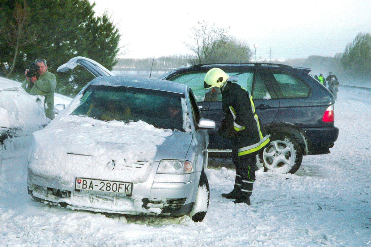 Hasič hovorí s vodičom po hromadnej zrážke...