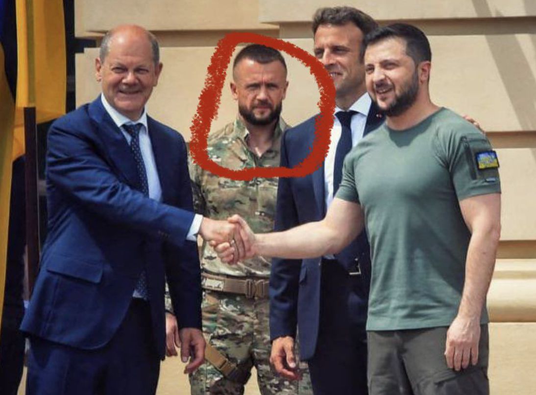 Volodymyr Zelenskij a jeho dvojník v uniforme...