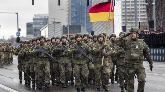 Berlín hovorí o obrane proti Rusku, ale armáde chýbajú tisíce vojakov. Budú Nemci znova rukovať?