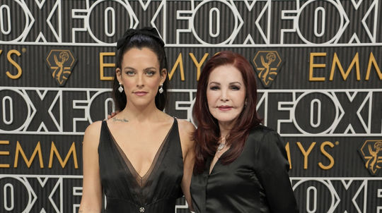 Riley Keough a Priscilla Presley na červenom...