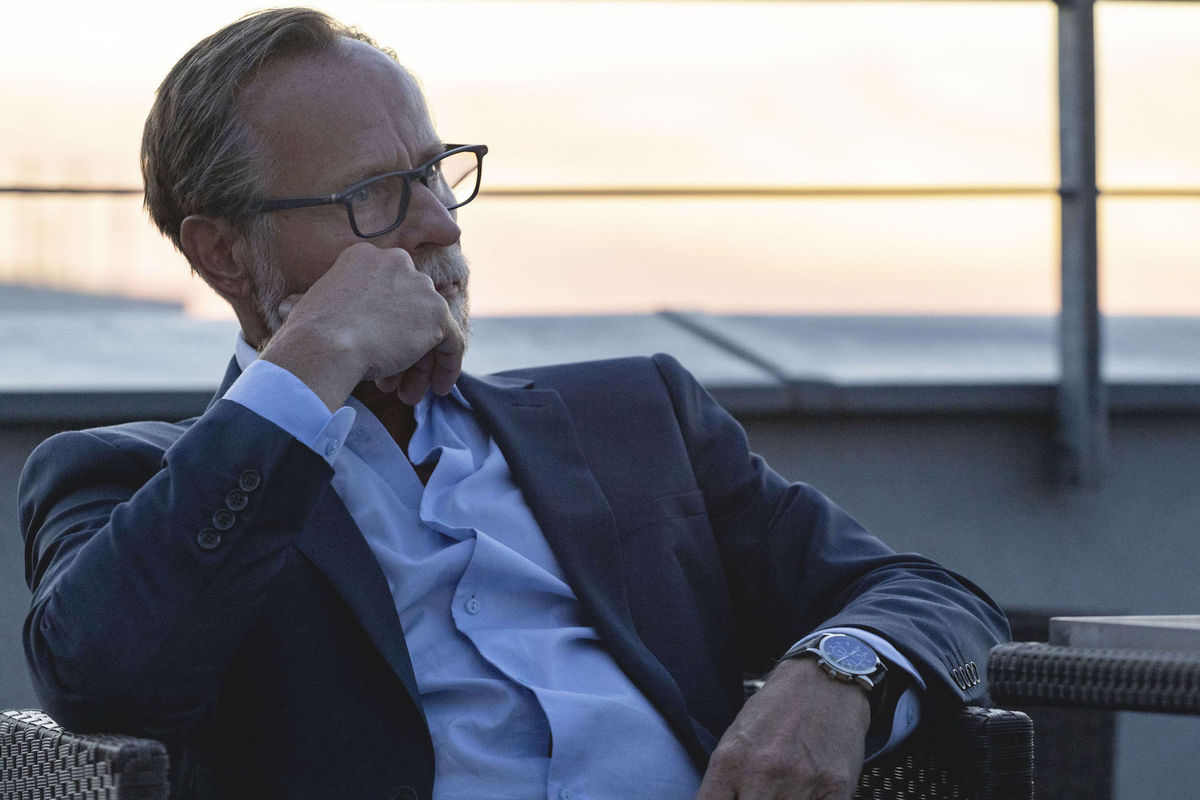 Karel Roden ako súdny exekútor Karel Jaroš vo...