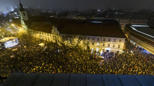 Na snímke ľudia na Námestí SNP v Bratislave vo...