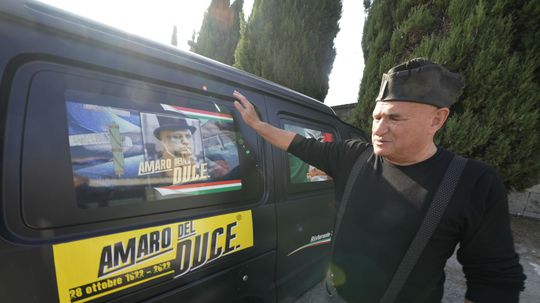 Muž ,,hajluje" na počesť 100. výročia pochodu...